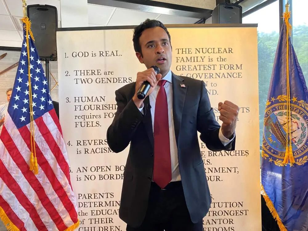 Vivek Ramaswamy haciendo campaña en Milford, New Hampshire. (Anthony Brooks/WBUR)