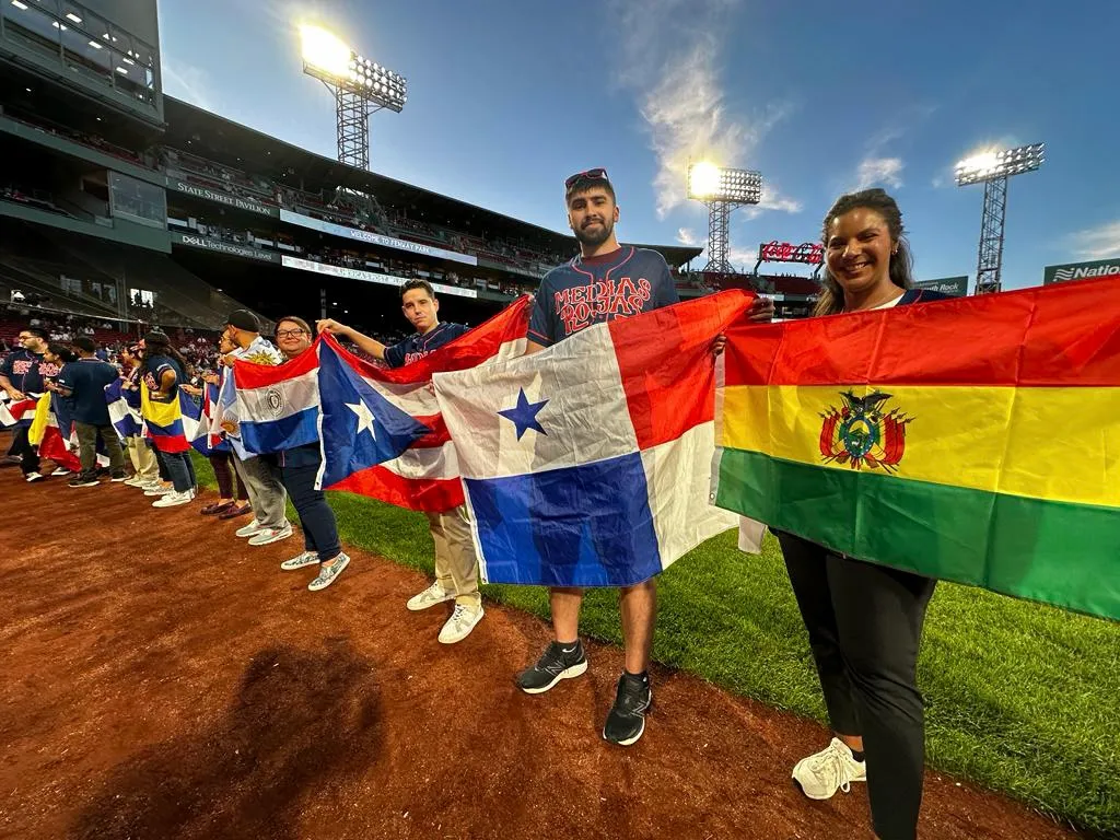 En el campo de béisbol en Fenway Park había una fila de personas mostrando todas las banderas de latinoamérica. Foto: Chris H