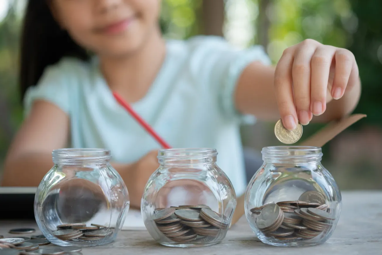 Salud financiera familiar, creando hábitos financieros desde temprana edad. Foto: Por jcomp en Freepik.