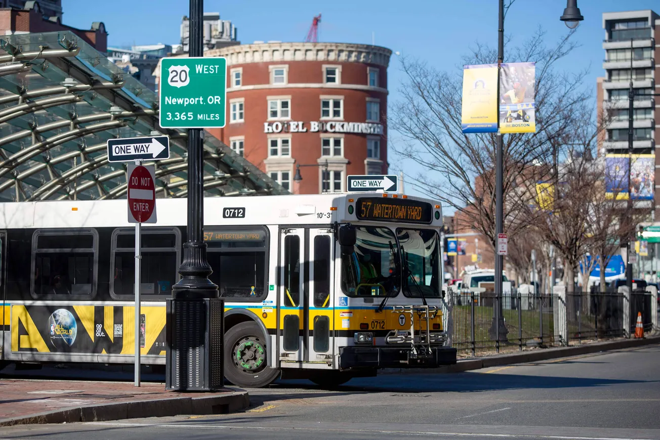 Un letrero señalando la Ruta 20 en Kenmore Square de Boston. (Robin Lubbock/WBUR)