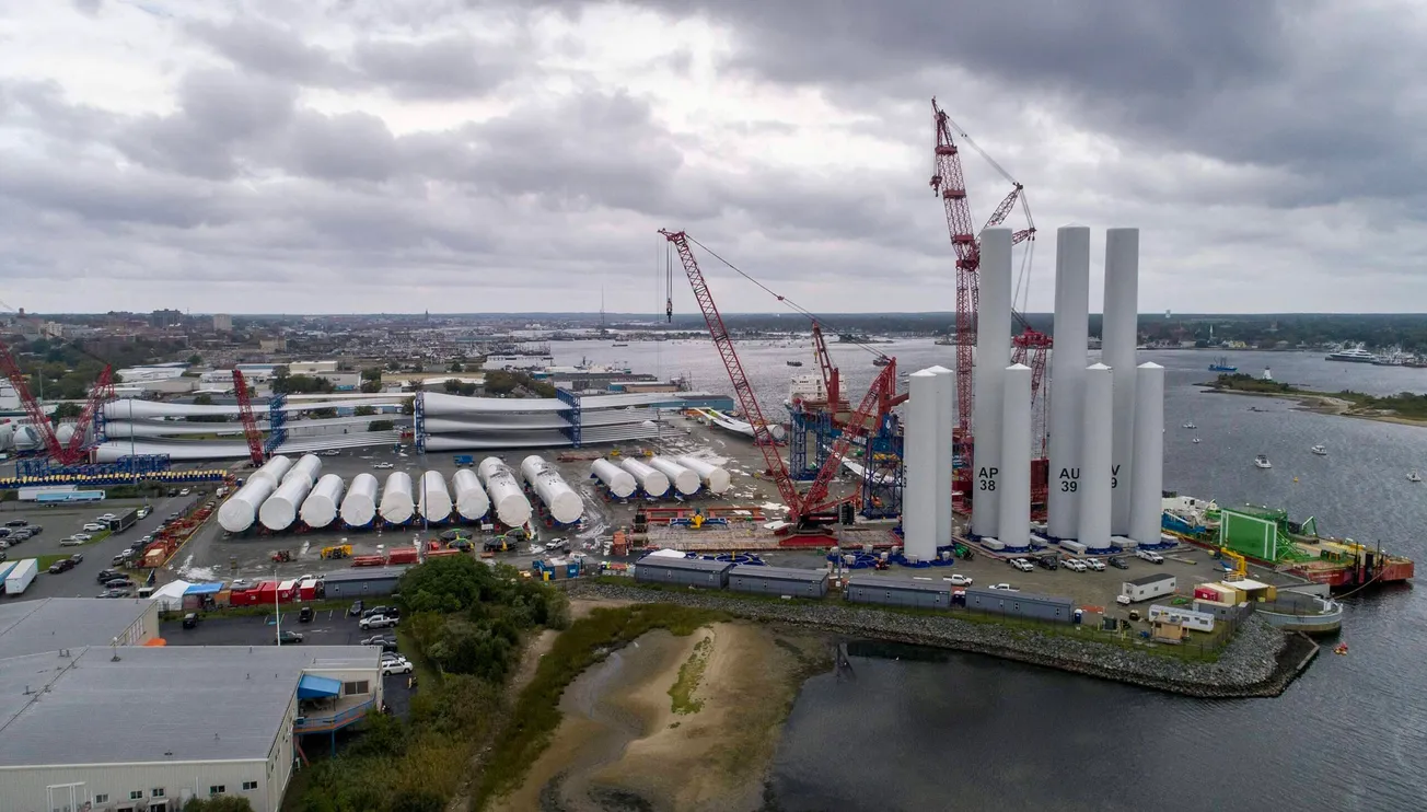 Componentes de turbinas eólicas están organizados en el muelle del Terminal Marítimo de Comercio de New Bedford para ser envi