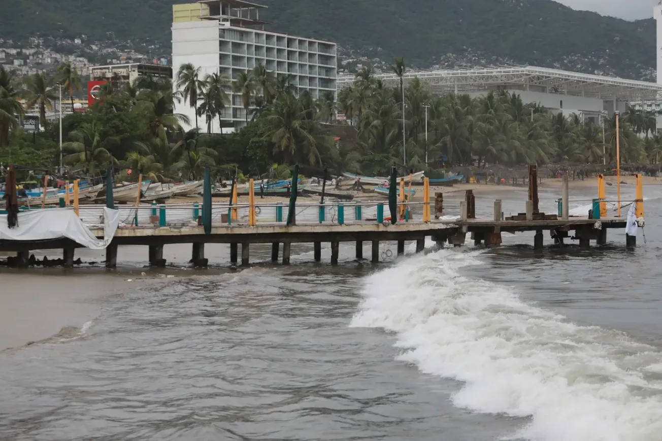 La devastación del huracán Otis en México: sin comunicación ni electricidad