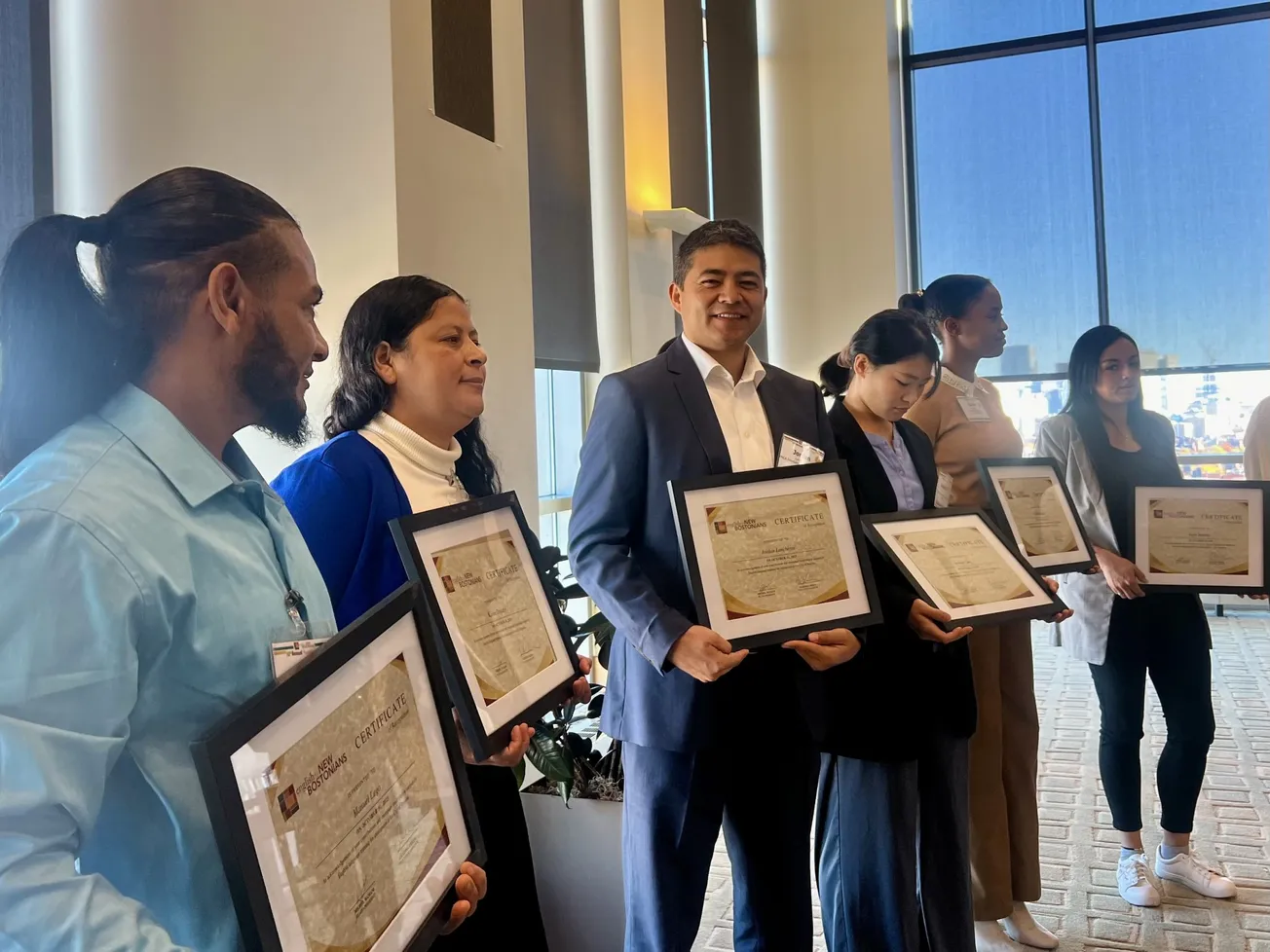 Premiación de los "Rising Star Students" por sus historias de éxito aprendiendo inglés en el desayuno anual "Raising Our Voic