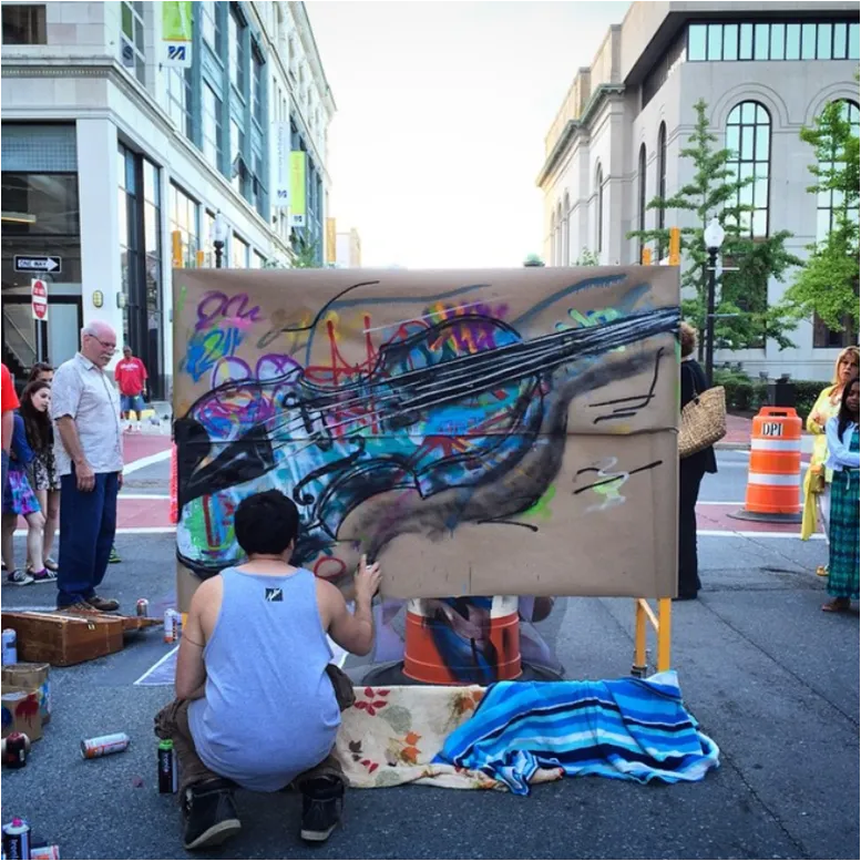 Artista pintando durante un evento de AHA New Bedford. Foto: Cortesía de Mass Cultural Council.