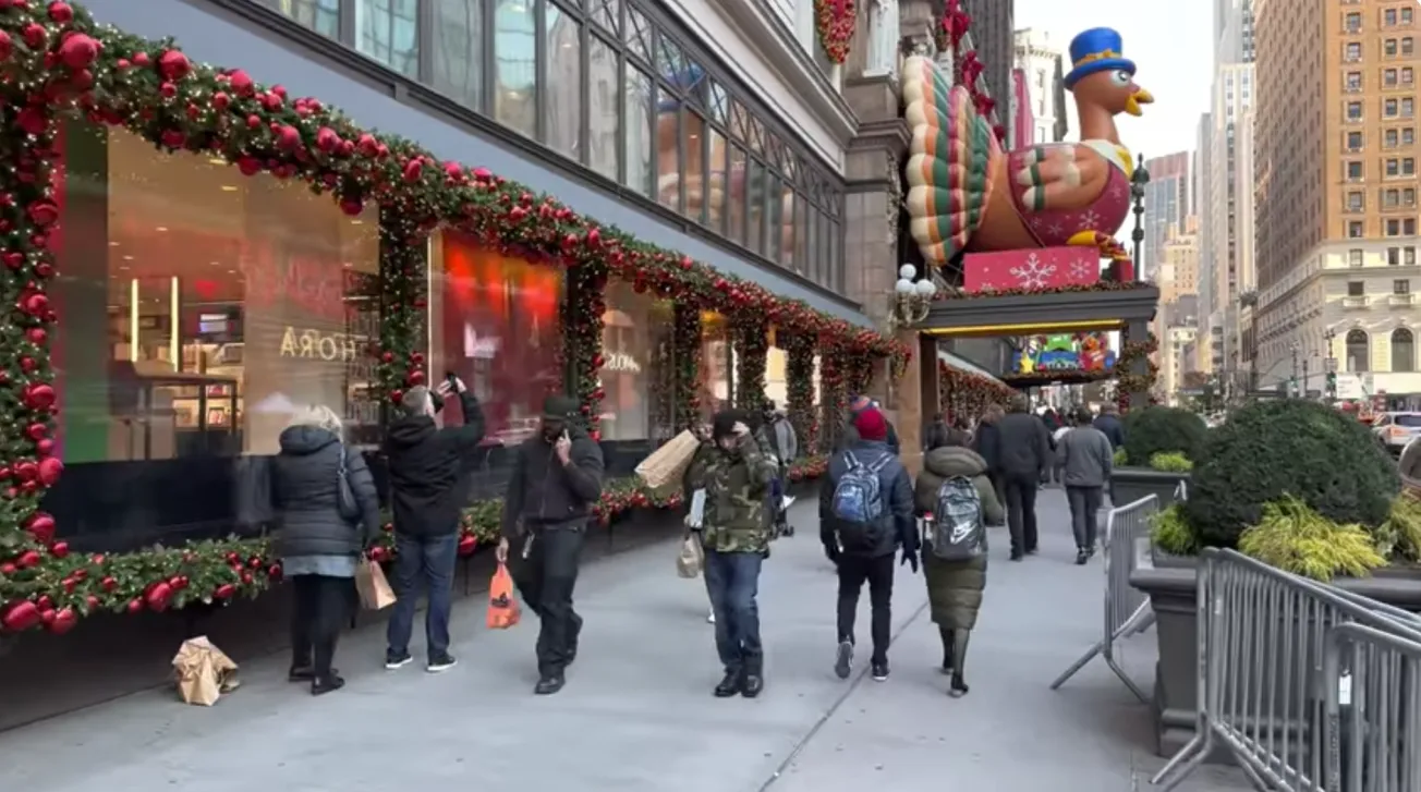El nivel de estrés en Navidad crece debido a los gastos extra que hay que afrontar Foto: captura de youtube Strolling The Cit