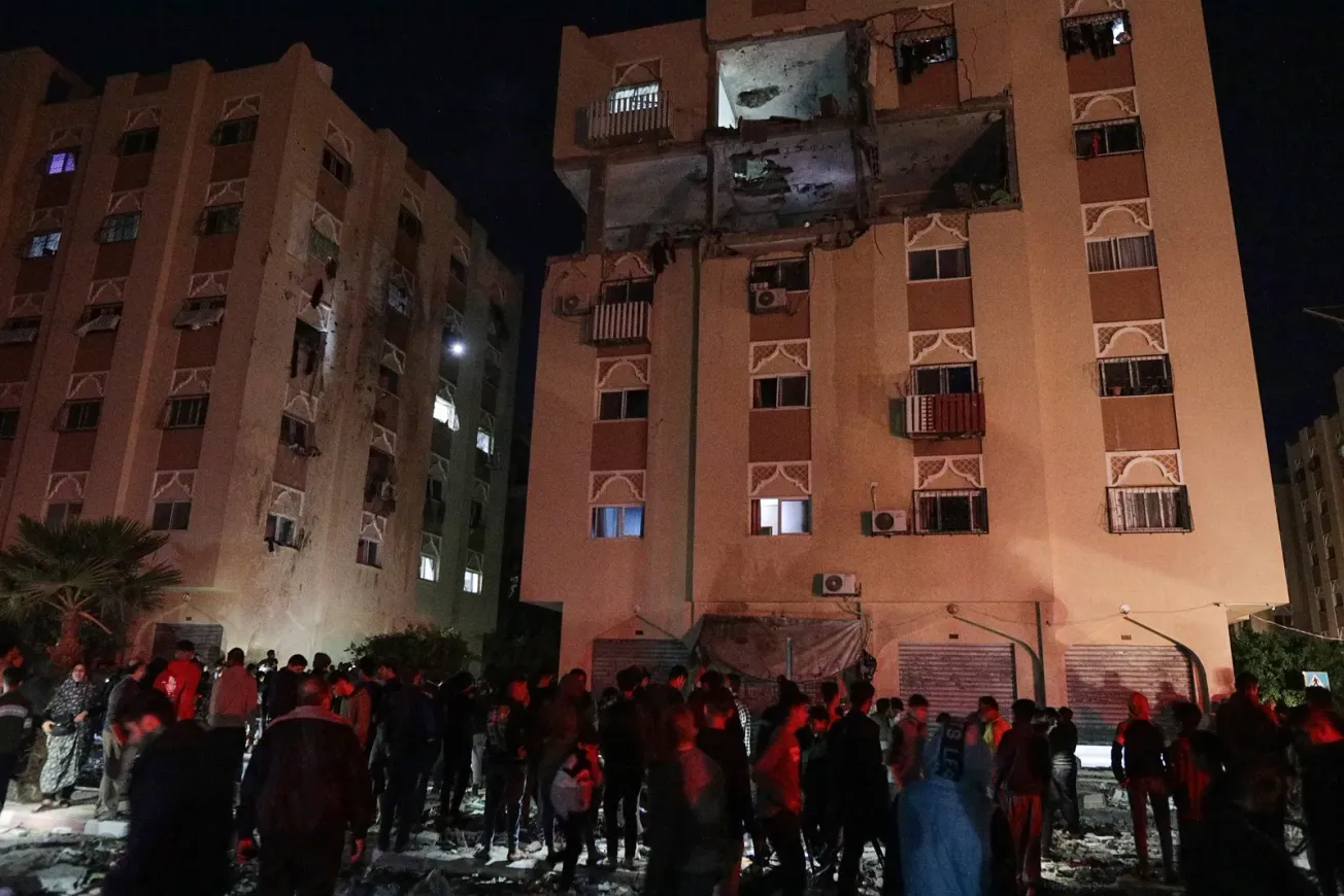 Vista de un edificio dañado debido a los ataques aéreos israelíes en Jan Yunis, en el sur de la Franja de Gaza. EFE/ Mohammed