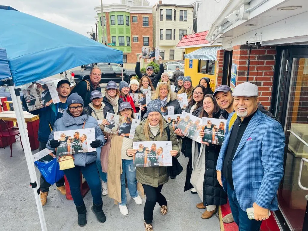 El 1 de noviembre miembros del Massachusetts Health Connector llevaron a cabo una caminata por los establecimientos, casas y