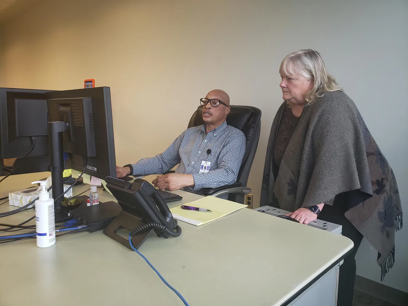 El 4 de mayo de 2023, Jody White (izq.) y Grace Burke, de Morton Comprehensive Health Services en Tulsa, Oklahoma, revisan un