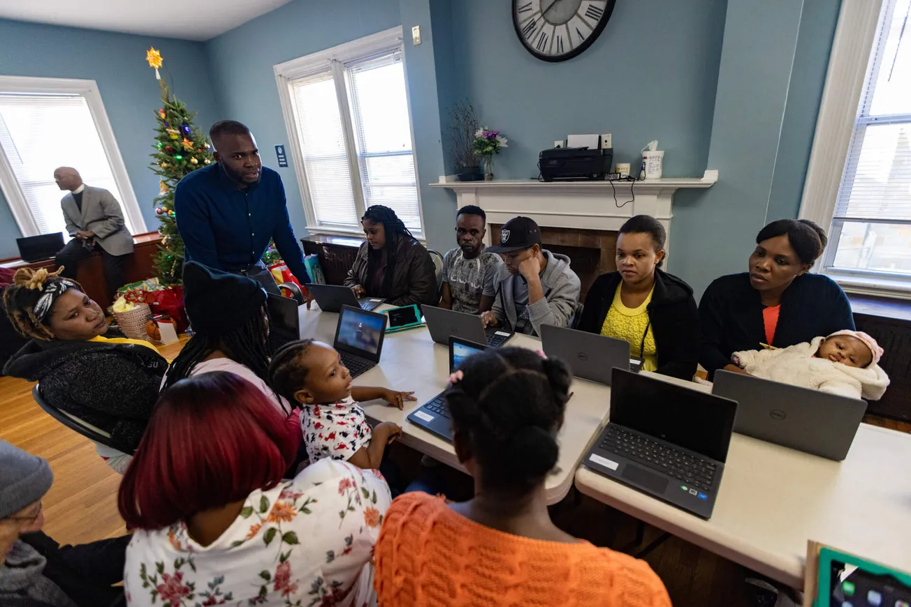 ChatGPT ChatGPT Huguens Altidor lidera una clase de habilidades informáticas con un grupo de migrantes acogidos recientemente
