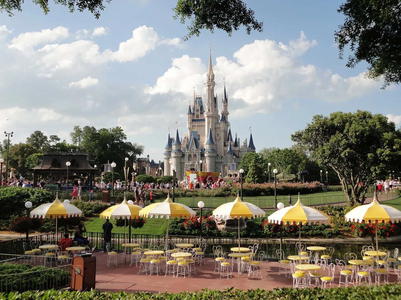 Visitantes de Disneyland decepcionados tras cierre por terremoto de magnitud 3.5
