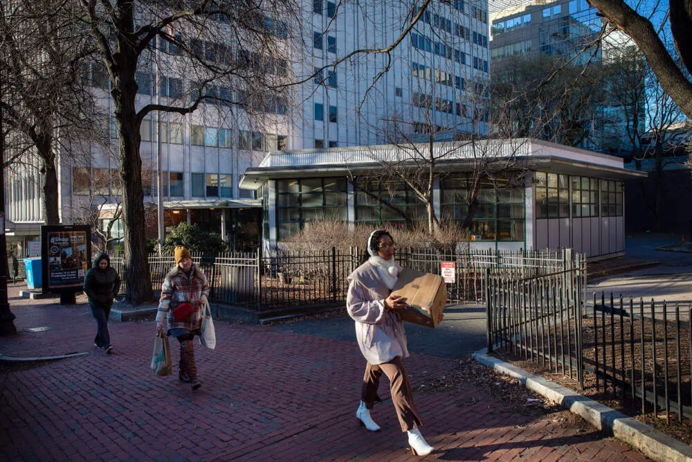 La sucursal del West End del Boston Public Library. (Robin Lubbock/WBUR)