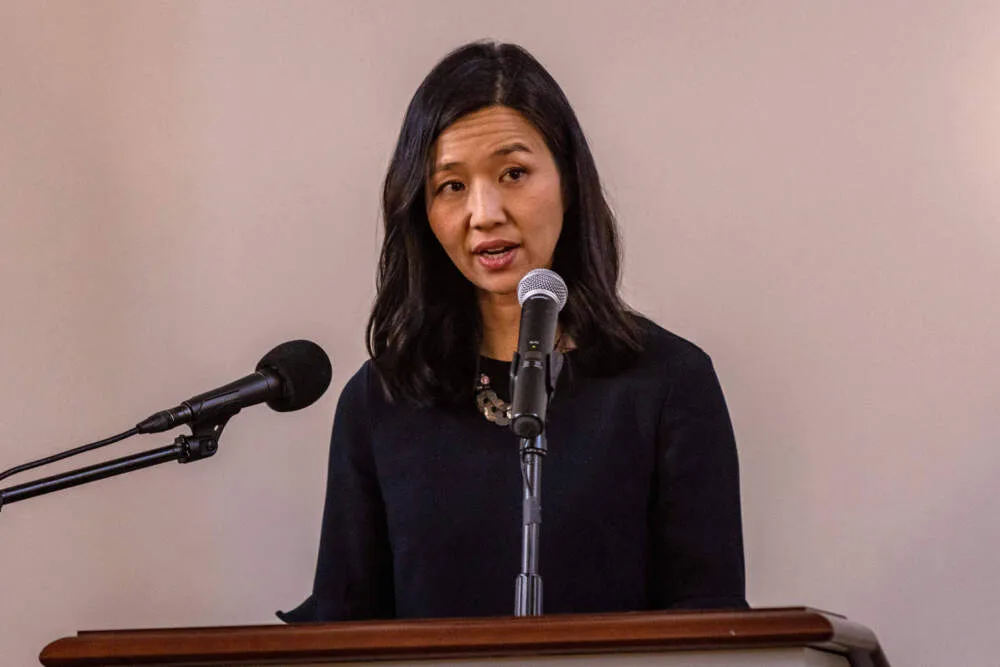 La alcaldesa Michelle Wu habla en Boston en febrero. (Jesse Costa/WBUR)