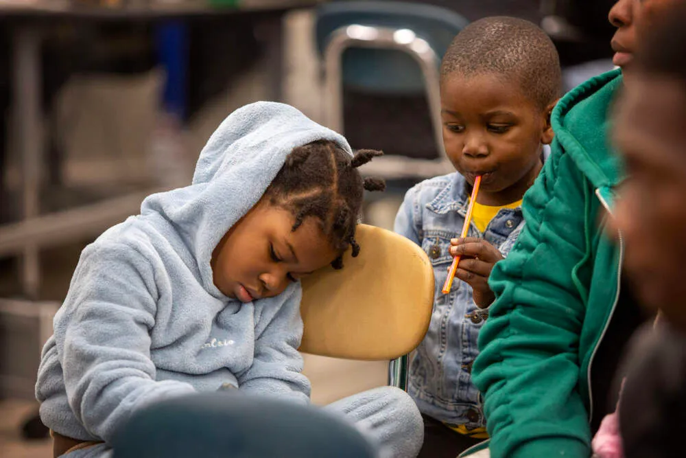“Peor que terrible”: Con refugios desbordados, familias se cobijan en coches y en Logan Airport