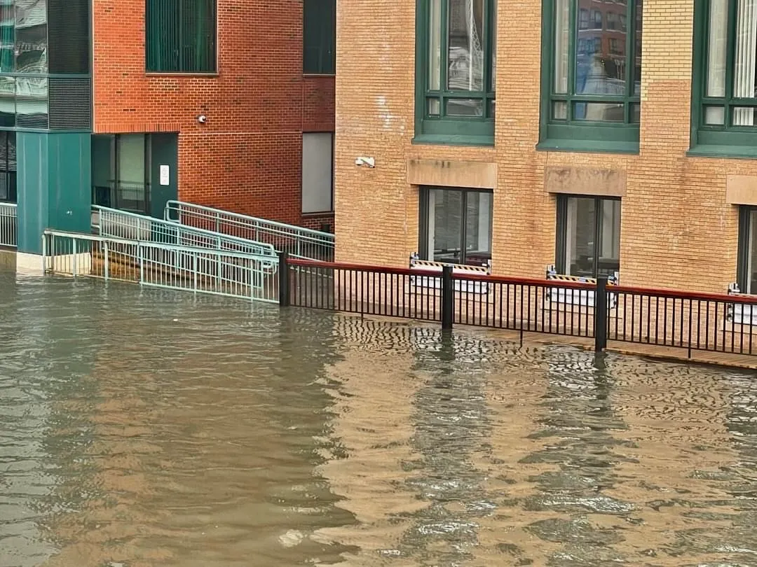 Así fue como una de las tormentas de enero en Boston dejó inundaciones en Seaport. Foto: Fernanda Orrego.
