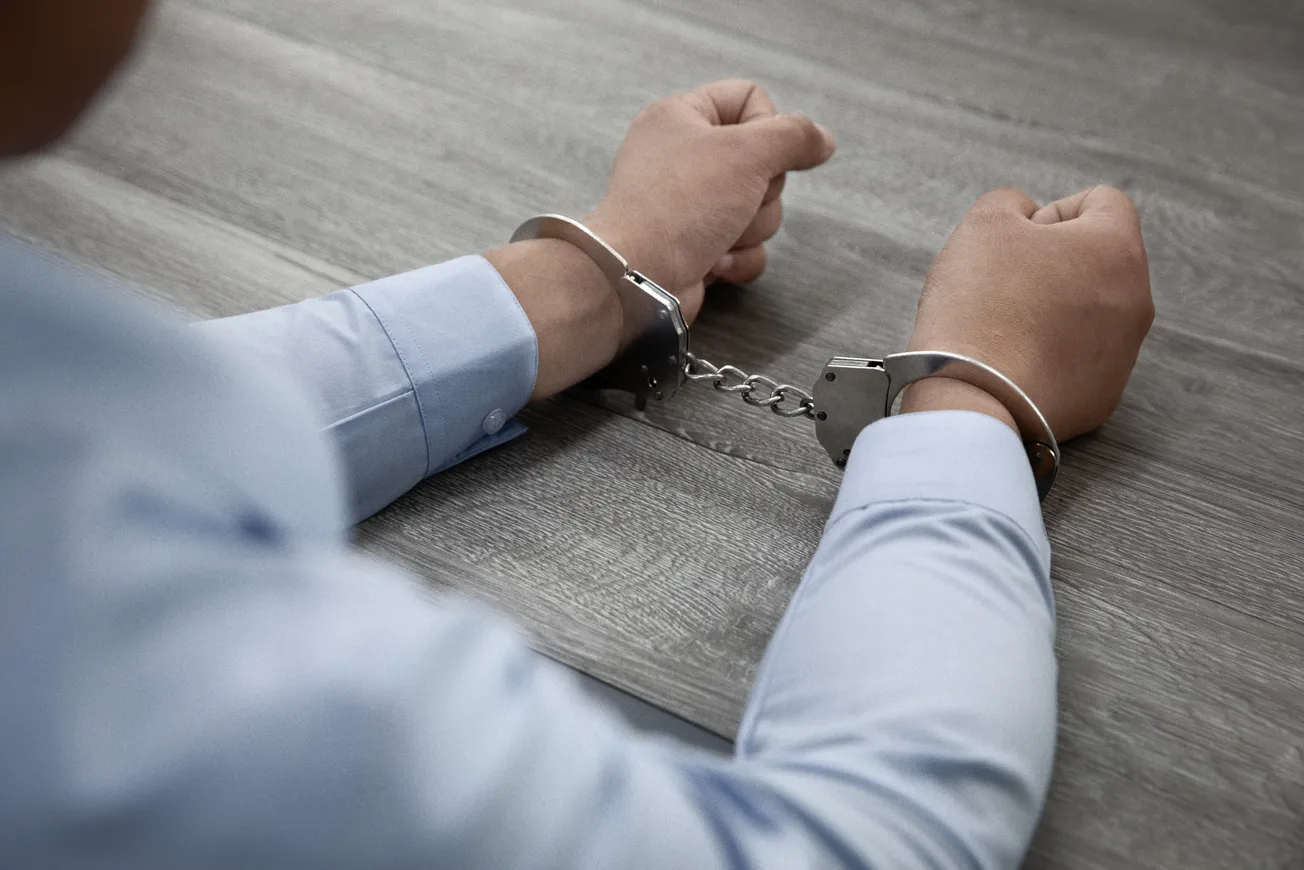 Cuatro policías, dos en activo y dos retirados, junto con dos civiles, enfrentan 74 cargos por un esquema de falsificación en