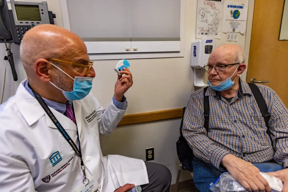 Su inhalador salva vidas, pero sus inhalaciones dañan el planeta