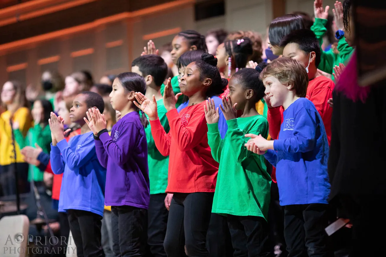 A través de la música, el Boston Children’s Chorus busca diversificar comunidades y desmantelar prejuicios