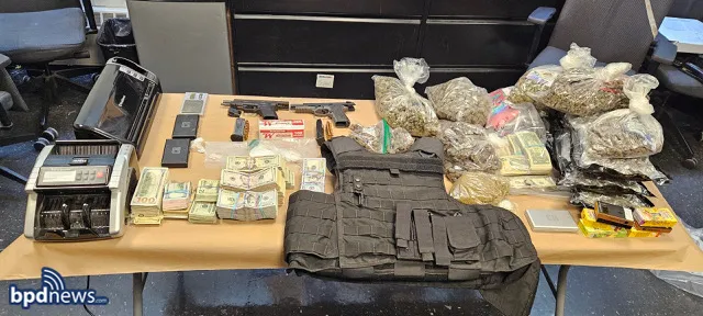 Dos hombres de Dorchester fueron arrestados por posesión ilegal de armas y tráfico de drogas