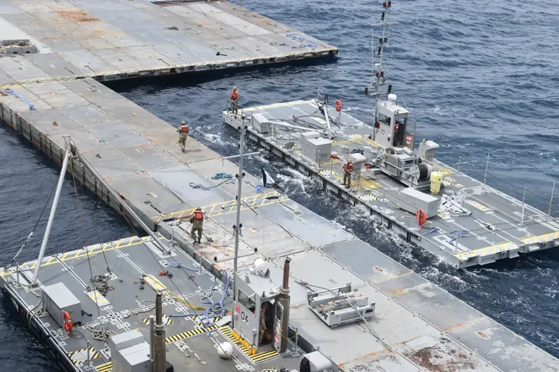 Gaza recibe su primera ayuda humanitaria por medio del muelle construido por el Ejército de EEUU