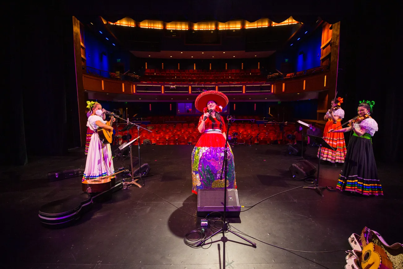 Primera banda de Mariachis mujeres en Nueva Inglaterra se presentará en el Cambridge Arts River Festival