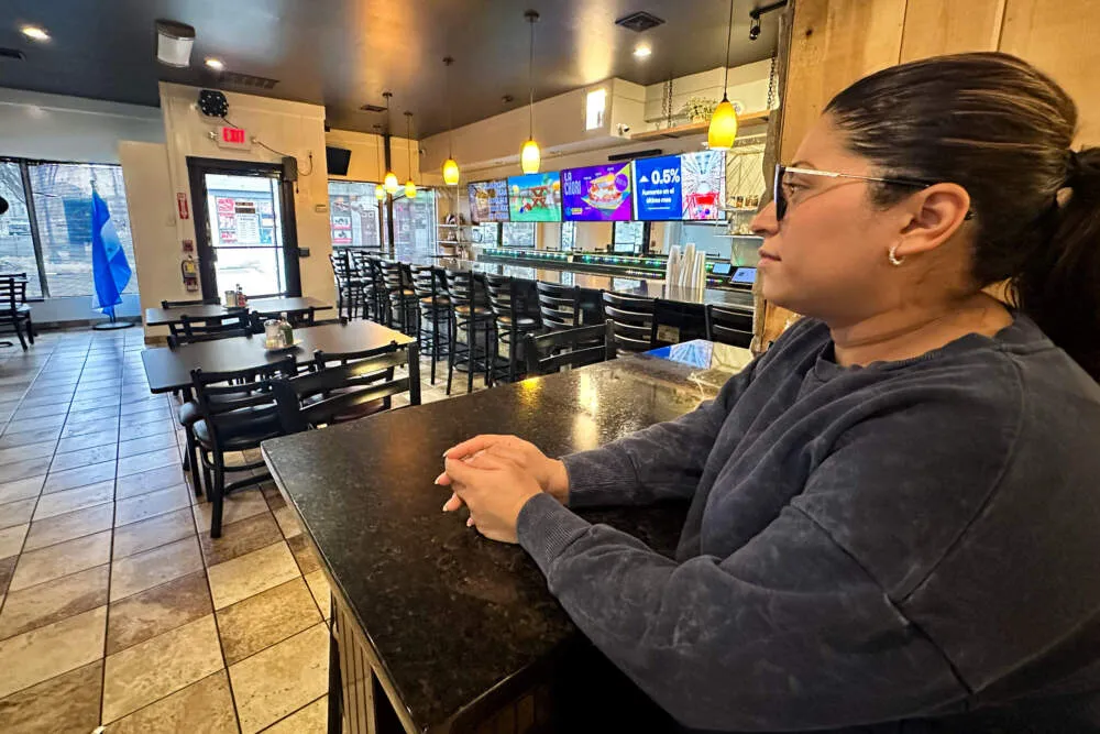 El temor a las redadas de ICE está impactando a los negocios en diversas comunidades inmigrantes de Massachusetts